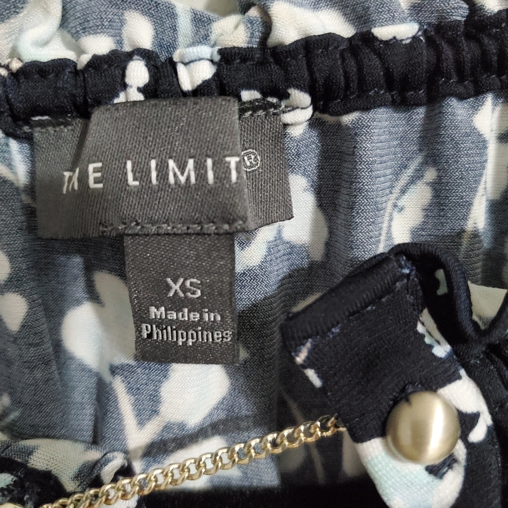 Limited sleeveless blouse